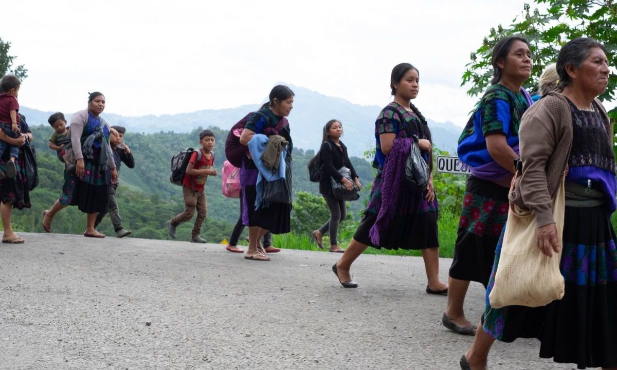 REGRESO. En julio pasado, habitantes de La Esperanza, pertenece al municipio de La Trinitaria, tuvieron que dejar sus casas debido a la violencia que se vive en la zona.