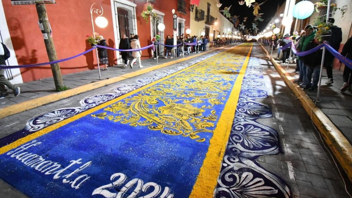 Miles de turistas y tlaxcaltecas de diferentes latitudes volvieron a enamorarse del Pueblo Mágico de Huamantla y sus tradiciones en la ya conocida Noche que Nadie Duerme