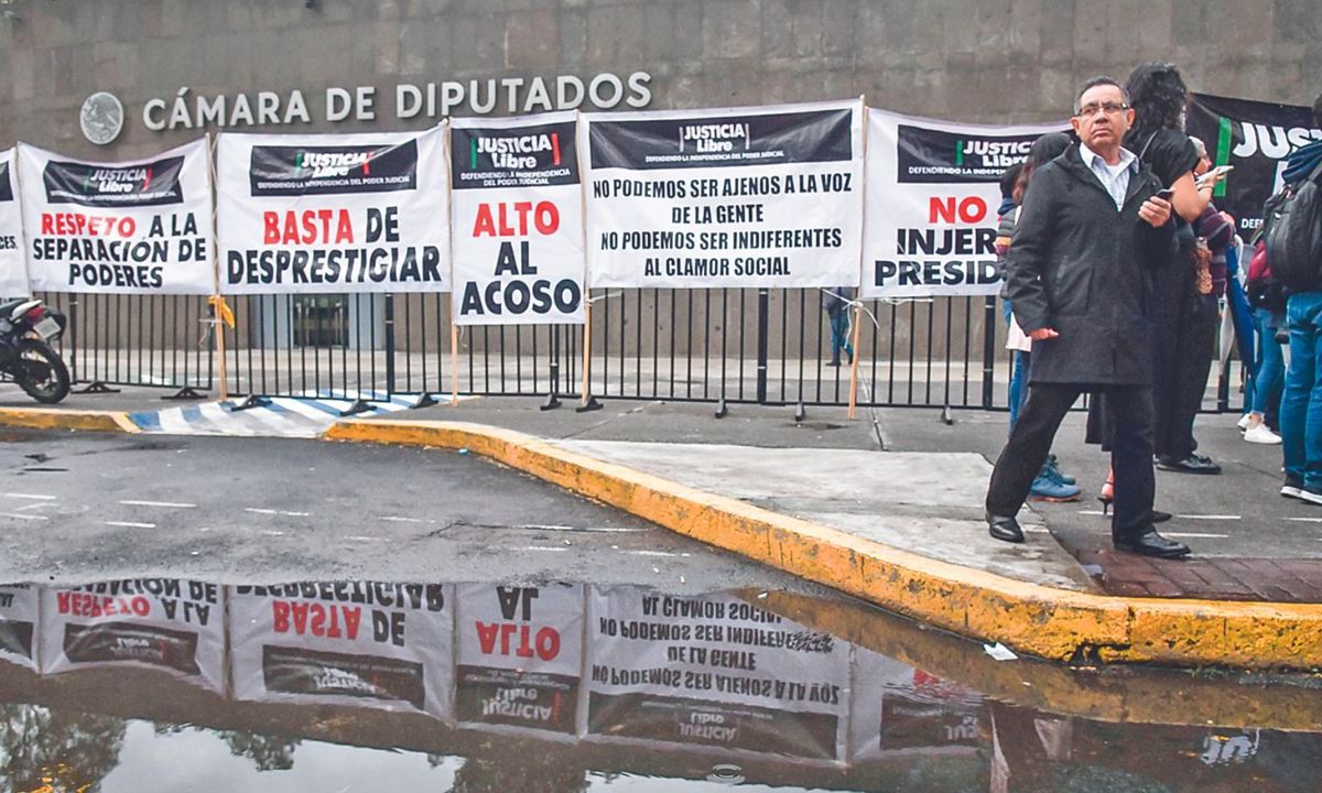 En pie de lucha. Trabajadores del Poder Judicial de todos los niveles han llevado sus protestas al Congreso en contra del Plan C. 