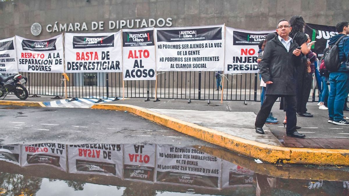 En pie de lucha. Trabajadores del Poder Judicial de todos los niveles han llevado sus protestas al Congreso en contra del Plan C. 