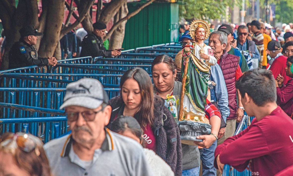 FESTIVOS. Los asistentes celebraron la oportunidad de estar cerca de la reliquia.