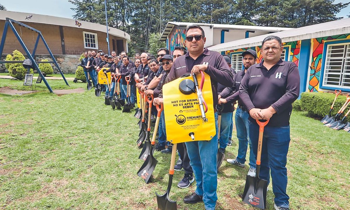 EQUIPAMIENTO. La alcaldesa Romina Contreras entregó equipo para eficientar atención en caso de deslaves o incendios menores.