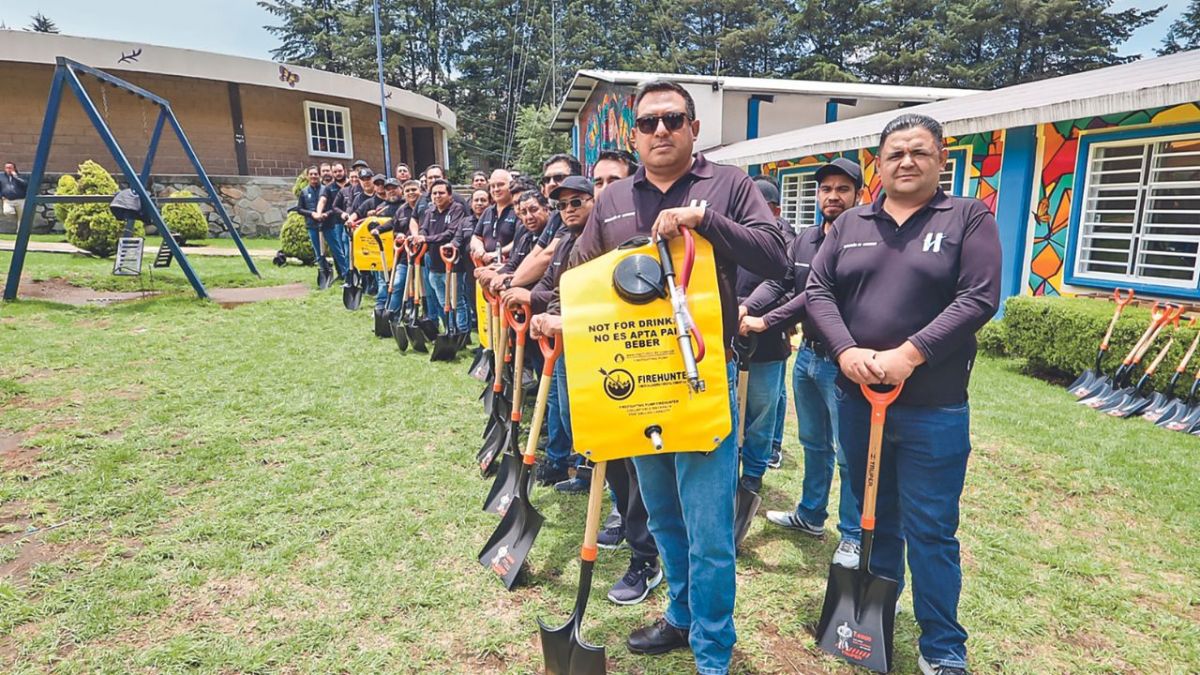 EQUIPAMIENTO. La alcaldesa Romina Contreras entregó equipo para eficientar atención en caso de deslaves o incendios menores.