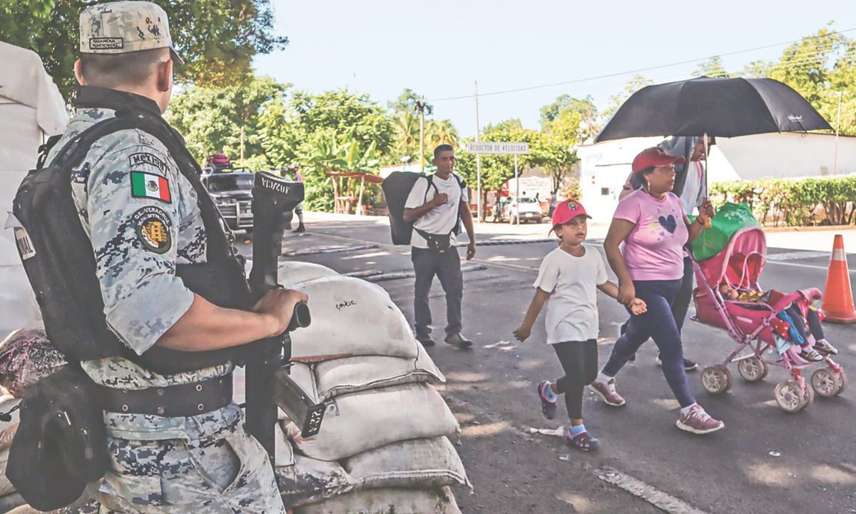 Vallas humanas. A lo largo de mil 500 kilómetros, las Fuerzas Armadas desplegaron 34 mil 538 elementos entre integrantes del Ejército, Guardia Nacional y policías estatales. 