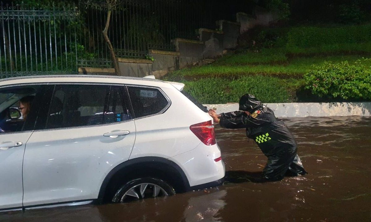 Labor. Elementos de Sacmex y bomberos acudieron a la zona para el desazolve y limpieza de la calle.