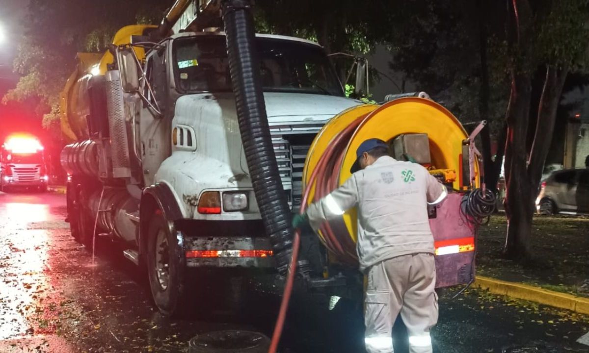 Peligro. Un vehículo quedó varado en avenida Paseo de la Reforma, colonia Anzures, alcaldía Cuauhtémoc, debido a un encharcamiento.