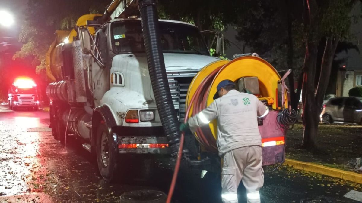 Peligro. Un vehículo quedó varado en avenida Paseo de la Reforma, colonia Anzures, alcaldía Cuauhtémoc, debido a un encharcamiento.