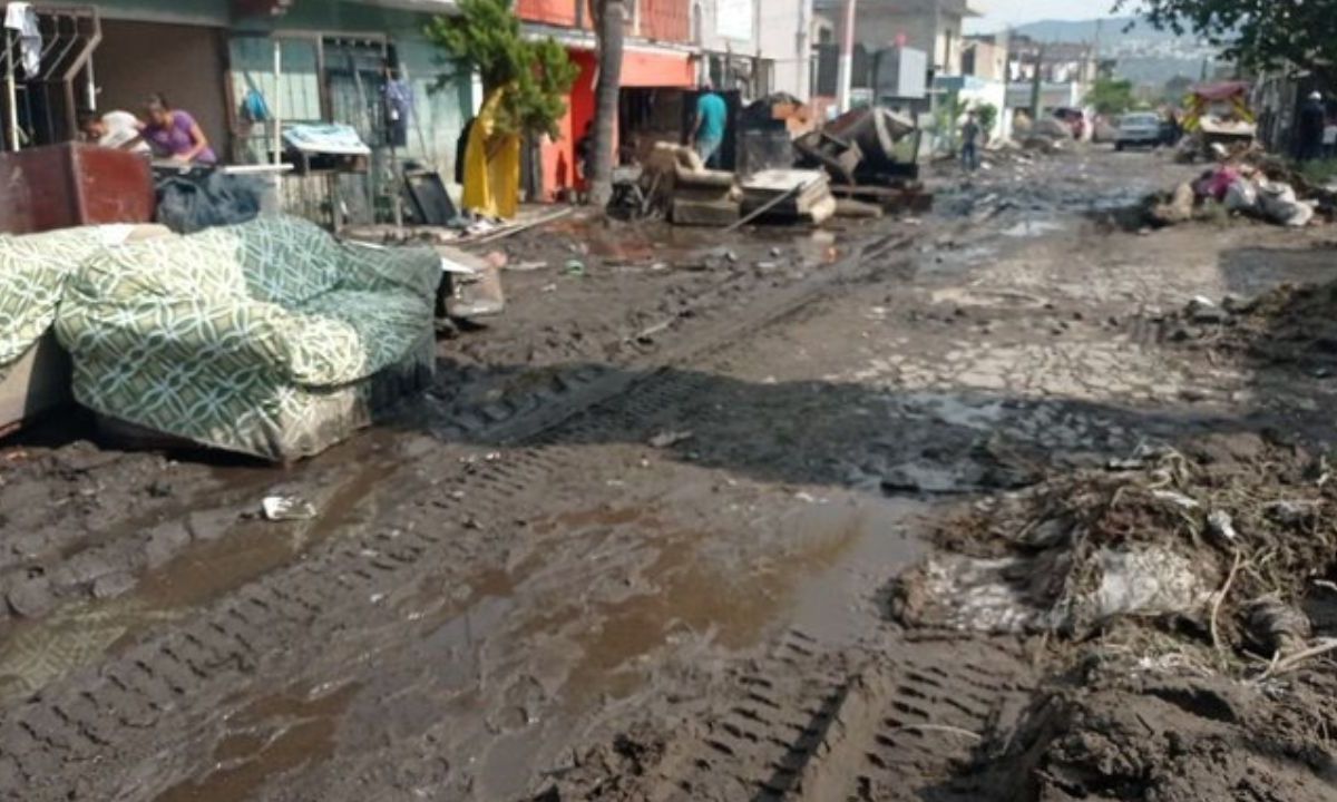 Ayuda. Los vecinos han sacado el agua de sus viviendas y las autoridades drenan las calles, pero los daños continúan en las habitaciones, donde perdieron pertenencias, muebles y electrodomésticos.