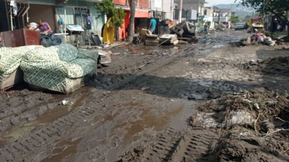 Ayuda. Los vecinos han sacado el agua de sus viviendas y las autoridades drenan las calles, pero los daños continúan en las habitaciones, donde perdieron pertenencias, muebles y electrodomésticos.