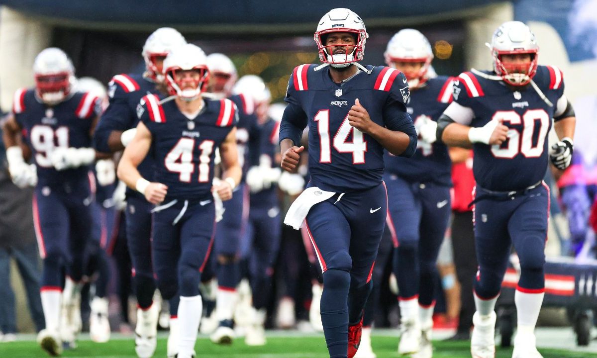 Un día después de cortar a Bailey Zappe de su puesto como tercer mariscal de campo, los Patriotas y su entrenador en jefe Jerod Mayo