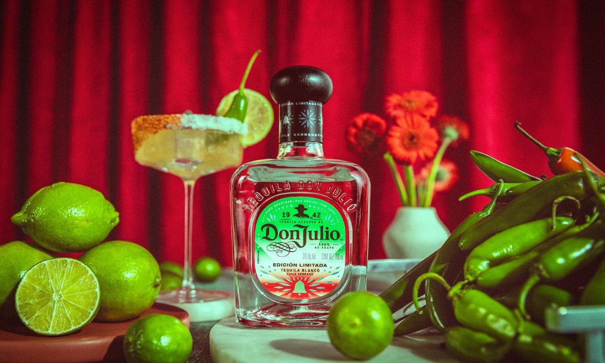 En el marco de las fiestas patrias, la firma de Don Julio González lanzó el nuevo tequila con sabor a chile serrano para exaltar la identidad mexicana