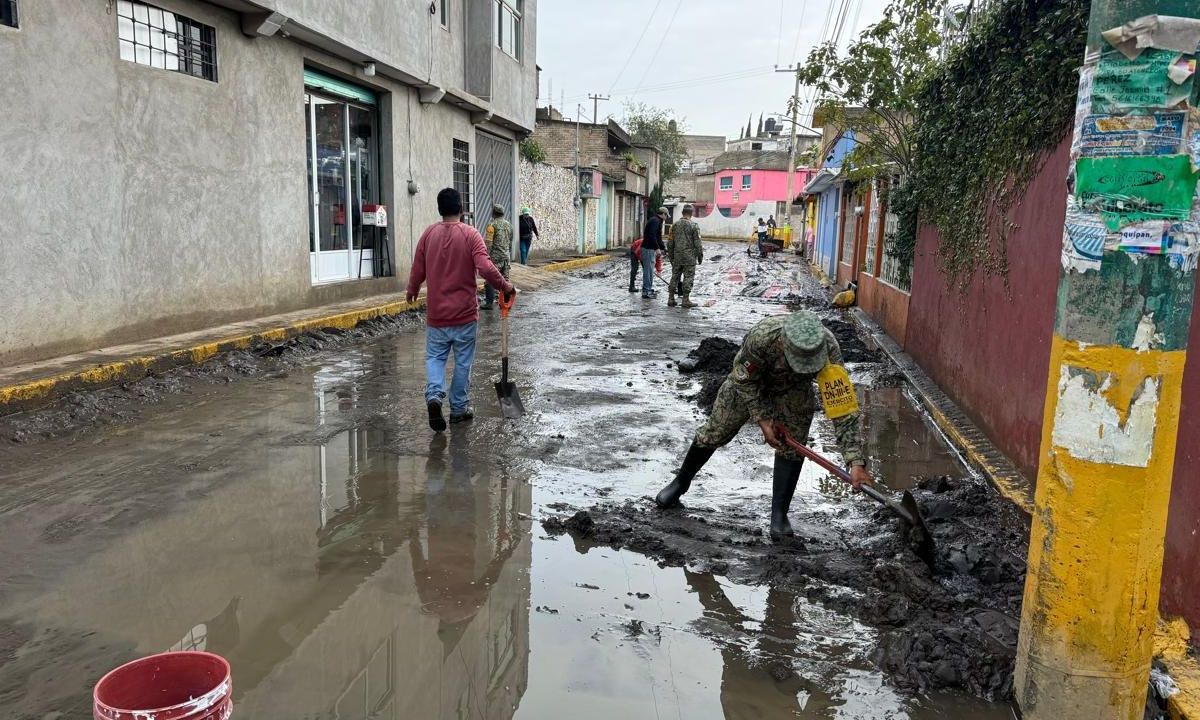 DAÑOS. Habitantes de Ecatepec ahora padecieron las lluvias, pues el agua anegó sus viviendas y comercios.