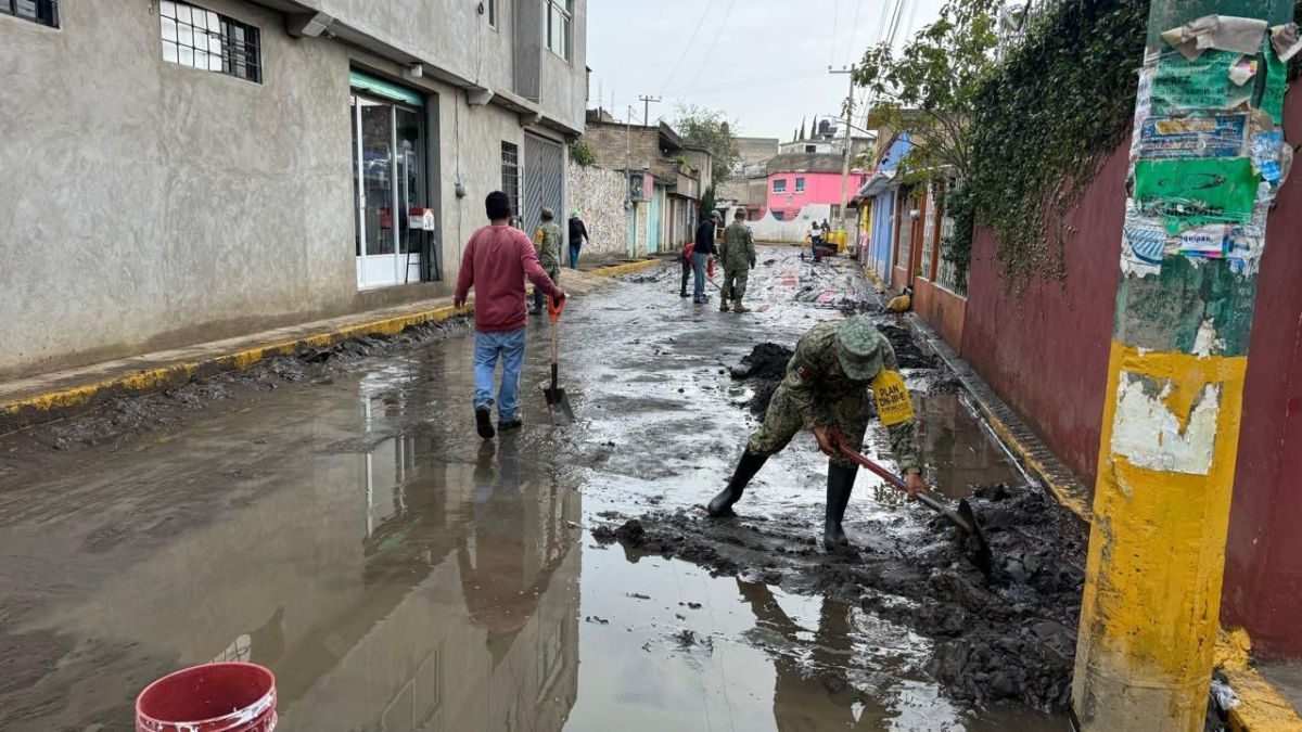 DAÑOS. Habitantes de Ecatepec ahora padecieron las lluvias, pues el agua anegó sus viviendas y comercios.