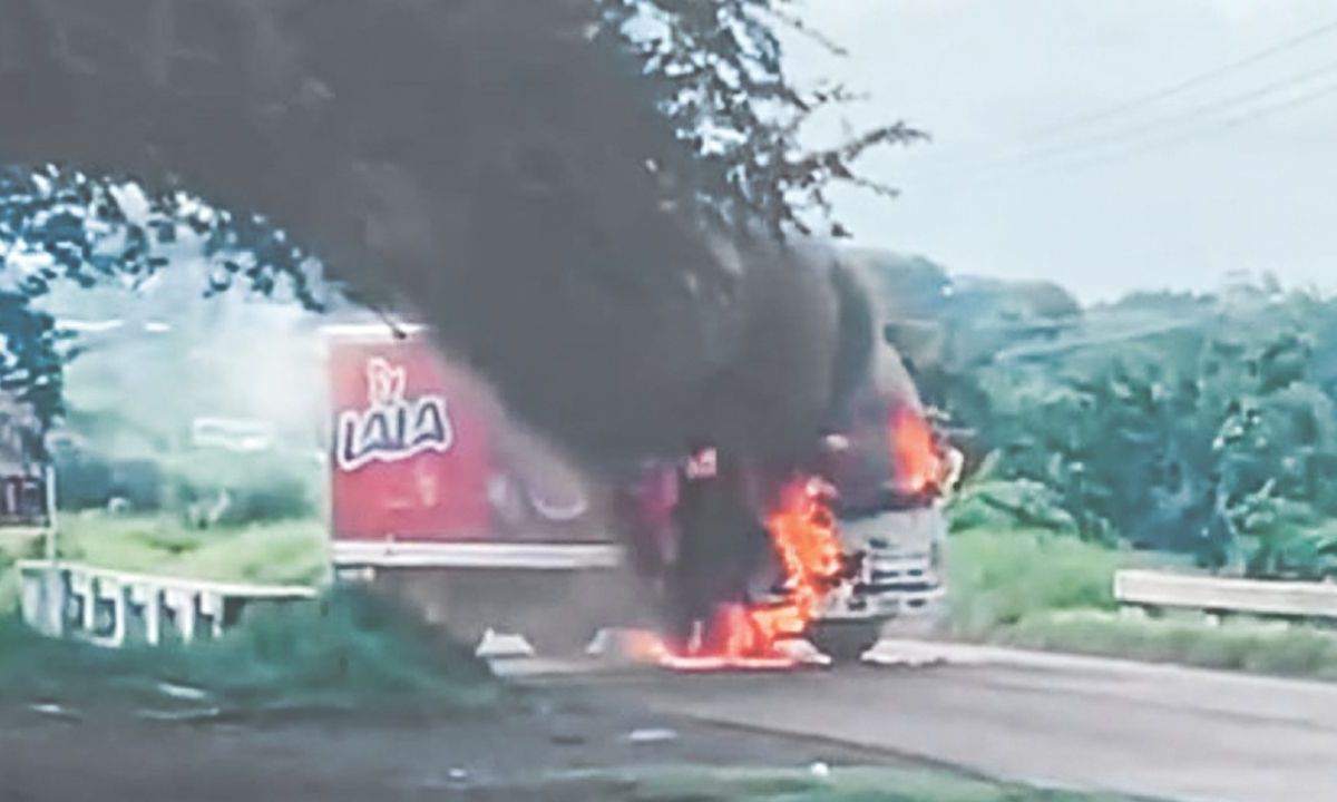 QUEJAS. Habitantes de Arantepacua cerraron periférico en demanda por seguridad; presuntos criminales incendiaron un camión de Lala.