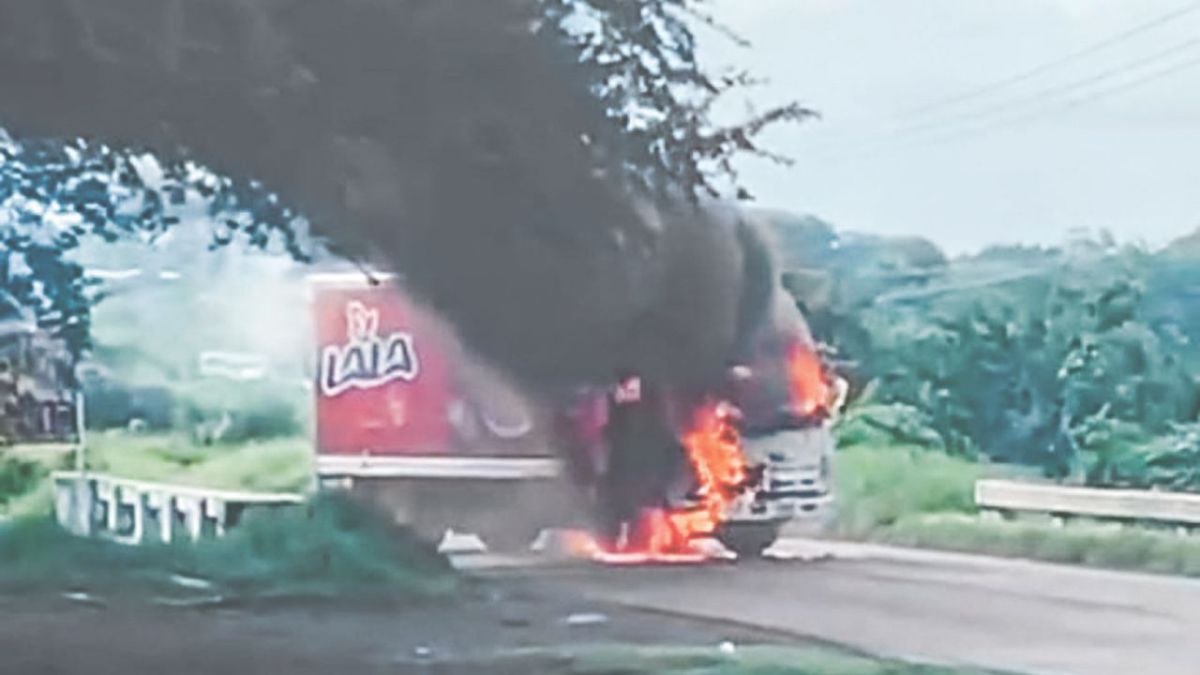 QUEJAS. Habitantes de Arantepacua cerraron periférico en demanda por seguridad; presuntos criminales incendiaron un camión de Lala.