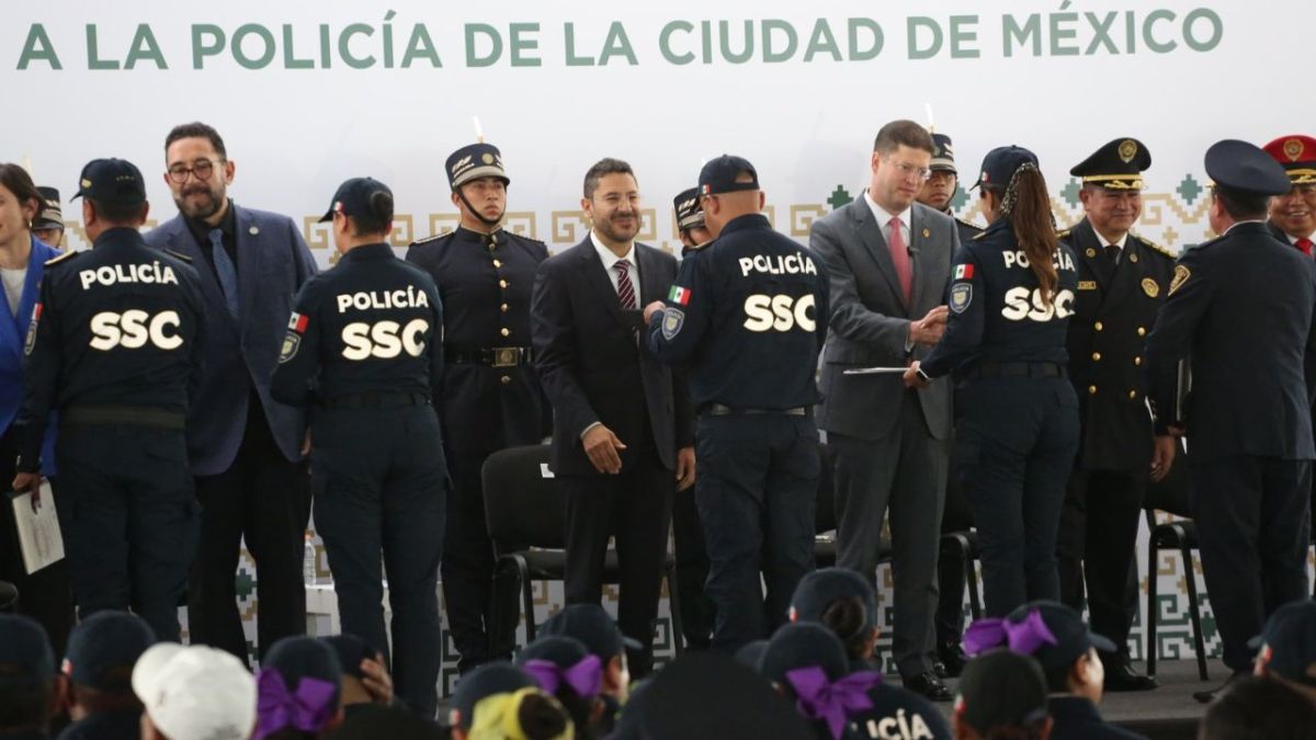 Distinción. El jefe de Gobierno, Martí Batres, y el titular de la Policía, Pablo Vázquez, felicitaron a los galardonados por su dedicación en el combate a la delincuencia.