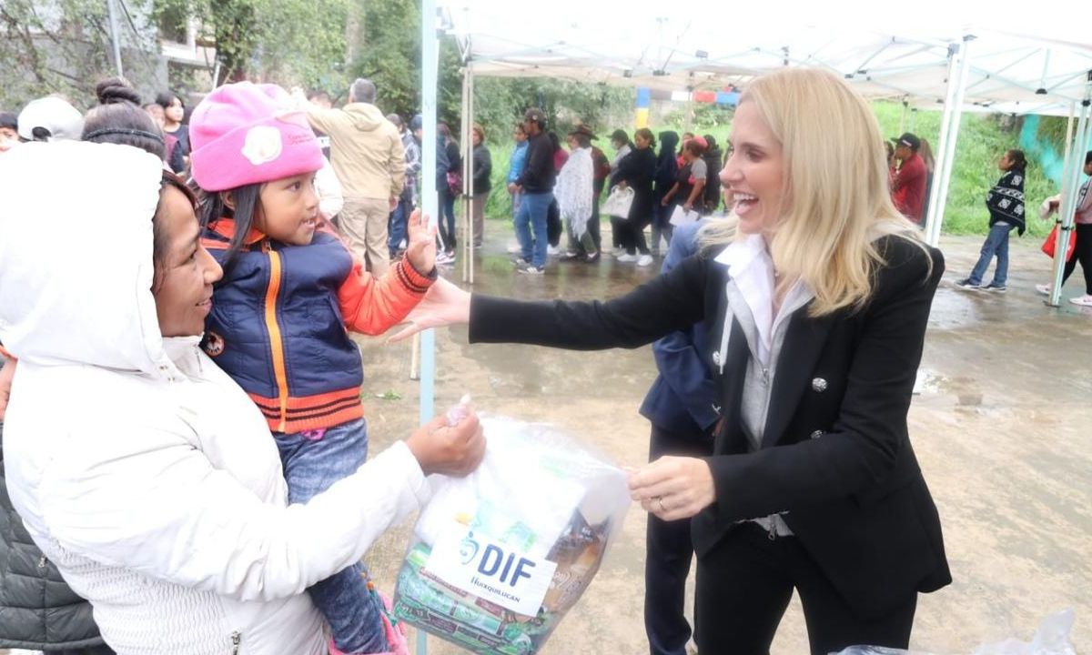 APOYO. La alcaldesa Romina Contreras Carrasco encabezó el evento en la comunidad El Palacio.