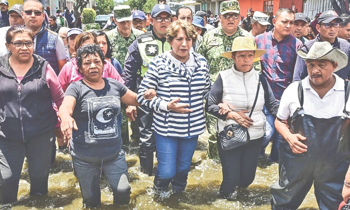 RECLAMO. Mientras algunos vecinos de Chalco cerraron por segunda vez la México-Chalco en demanda de apoyo. La gobernadora mexiquense, Delfina Gómez, recorrió la zona afectada con habitantes inconformes. 