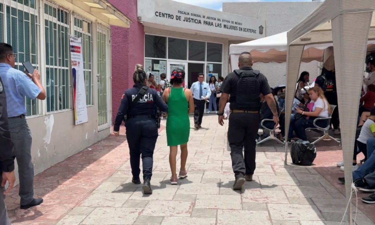 Una mujer fue grabada fue videograbada cuando propinaba puñetazos en el abdomen a su pequeño hijo de cuatro años y minutos más tarde fue detenida por policías de Ecatepec,