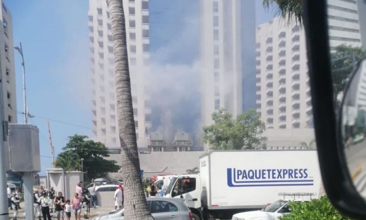 Guerrero. Con todo y maletas, algunos turistas salieron a la Costera Miguel Alemán para resguardarse, mientras los bomberos sofocaban las llamas.