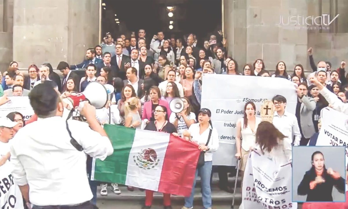 Por mayoría de votos, con 32 a favor y 18 en contra, la Comisión de Puntos Constitucionales de la Cámara de Diputados aprobó el dictamen que reforma la Constitución en materia de Guardia Nacional