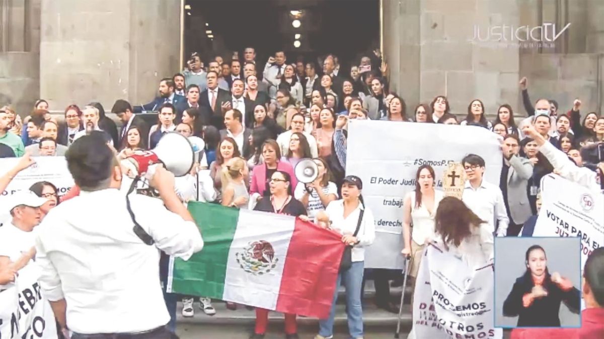 Por mayoría de votos, con 32 a favor y 18 en contra, la Comisión de Puntos Constitucionales de la Cámara de Diputados aprobó el dictamen que reforma la Constitución en materia de Guardia Nacional