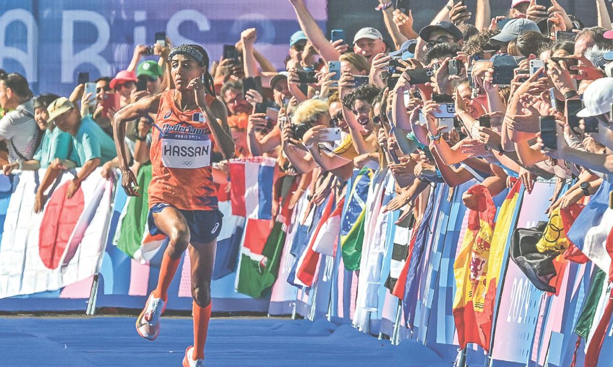 Marca. La holandesa, Sifan Hassan, ganó el maratón femenil y sumó su tercera medalla en París.