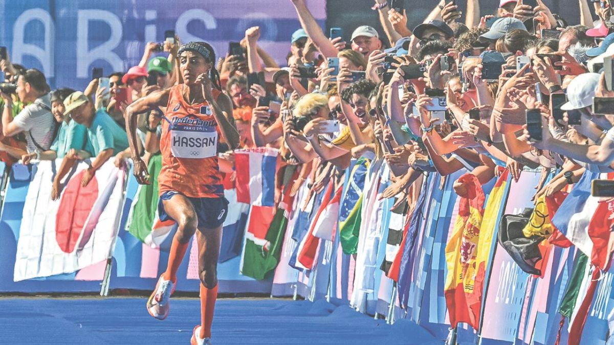 Marca. La holandesa, Sifan Hassan, ganó el maratón femenil y sumó su tercera medalla en París.