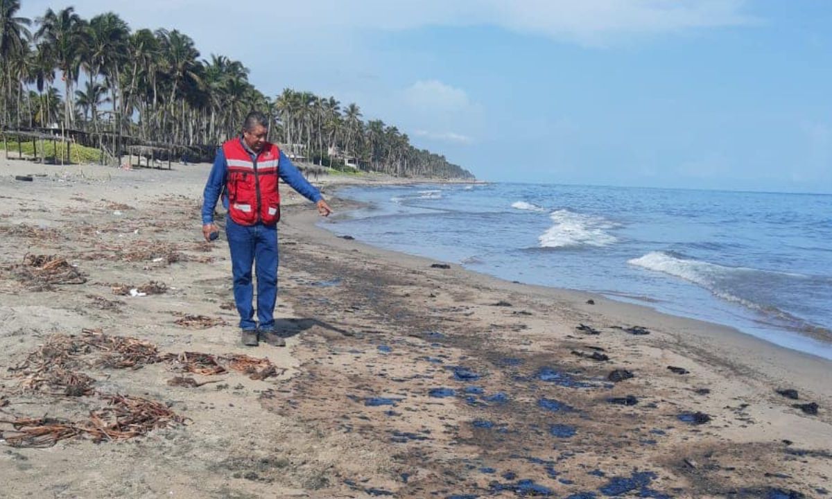 ALERTA. Playa del Sol amanecio con residuos de un aceite negro; trabajadores municipales y Pemex comenzaron la limpieza. 