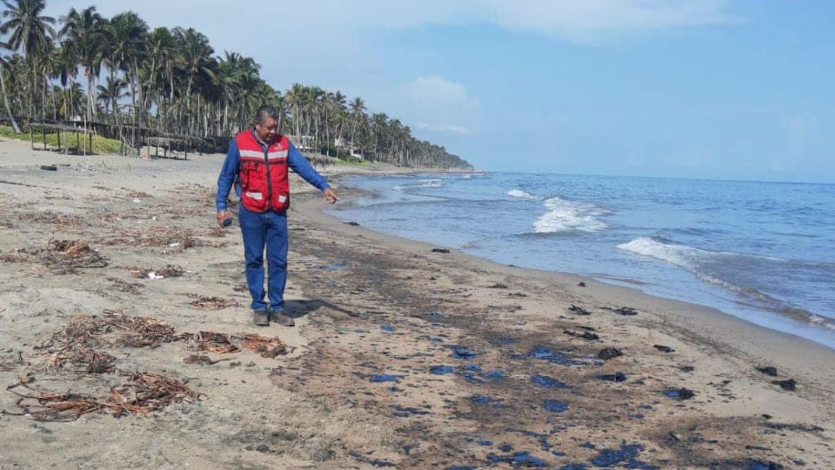 ALERTA. Playa del Sol amanecio con residuos de un aceite negro; trabajadores municipales y Pemex comenzaron la limpieza. 