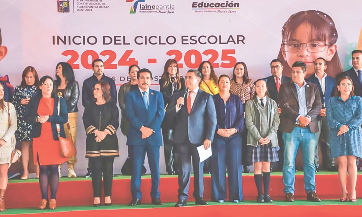 ARRANQUE. El edil Tony Rodríguez inauguró el nuevo ciclo escolar en una secundaria. 