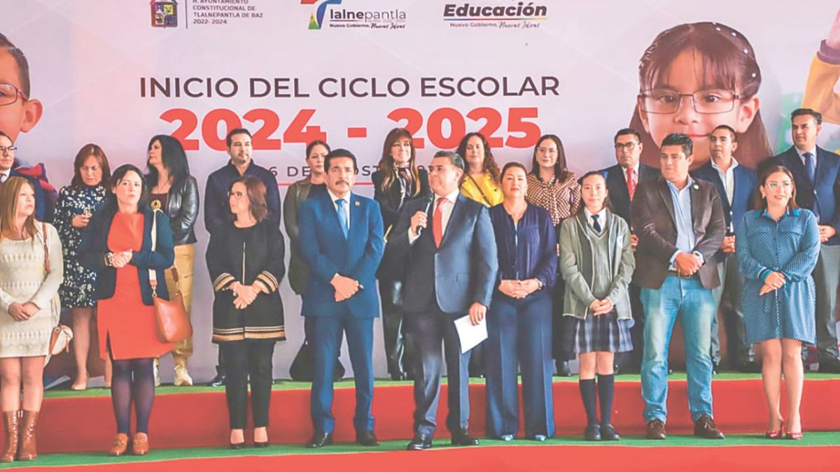 ARRANQUE. El edil Tony Rodríguez inauguró el nuevo ciclo escolar en una secundaria. 