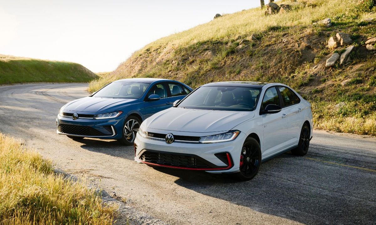 Una de las grandes novedades es la edición limitada a 1,070 unidades del Jetta 70 Aniversario, que celebra los 70 años de Volkswagen en México. Este modelo, basado en la versión Sportline, incluye distintivos únicos como rines de aluminio pulido de 17 pulgadas, costuras decorativas y un color exclusivo Blanco Oryx perlado.