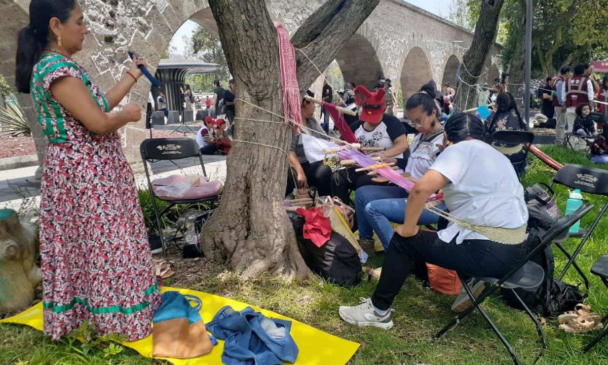 Técnica artesanal. Con una clase masiva de telar de cintura, se dio apertura a las actividades de la Feria Pilares, en la Primera Sección del Bosque de Chapultepec.