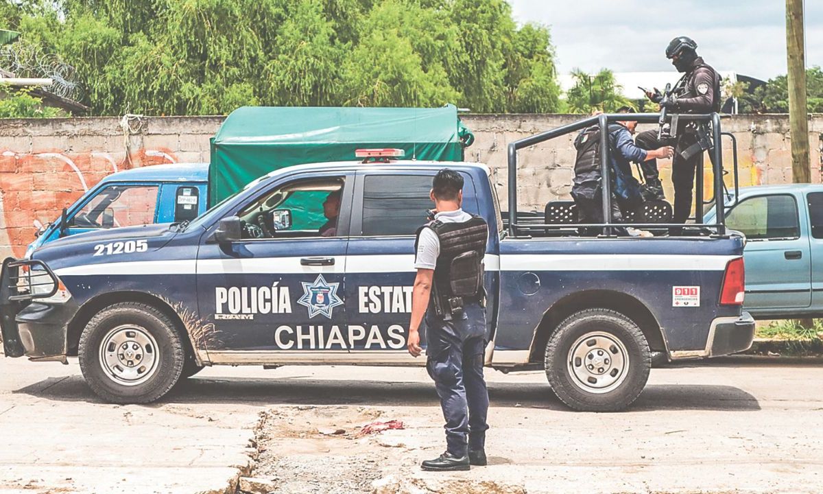 Chicomuselo: desplazados duermen en gasolinera A unas horas de los comicios en Capitán Luis Ángel Vidal y Chicomuselo, Chiapas, reportaron que habitantes de la segunda localidad fueron desplazados por la violencia, quienes pernoctaron la noche del lunes en el estacionamiento de una gasolinera, difundió el periodista Isaín Mandujano en su cuenta de X. “Amigos hay mucha gente acá, por la Y griega y otras que están por venir que vienen huyendo de sus comunidades, si alguien gusta apoyarlos con comida, café, panecillos, azúcar, frijol o alguna despensa será de grato su apoyo, se les comunicará dónde van a estar refugiados”, publicó Mandujano un mensaje que le mandaron respecto a estas personas. HALLAN 5 CUERPOS Por otra parte, en Chicomuselo, fueron localizados este domingo cinco cuerpos; las autoridades trabajan para identificar a las víctimas. Circula en redes sociales un video en el que se observa a la población de este municipio que aplaude a un convoy de camionetas con hombres armados, presuntamente vinculados con el Cártel de Sinaloa. En esta grabación también aparecen los vehículos llamados “monstruos”, así como autos quemados y baleados, que presumiblemente eran de un grupo rival. ELECCIONES EXTRAORDINARIAS A las 16:00 horas de ayer, el PREP de Chiapas daba la victoria a Lisandra Borrallas Verdugo, del PT, con 91.9 por ciento de la preferencia, mientras que en segundo lugar quedó Aleyda García Michaca (PAN-PRI-PRD) con 2.2 por ciento. En Capitán Luis Ángel Vidal, el municipio se lo llevó la candidata del Partido Verde, Emiselda González Roblero, con 41 por ciento del electorado, mientras que Margarita Sánchez Martínez, de Morena, obtuvo 36.7. / 24 Horas PIE RESGUARDO. Las boletas para las elecciones extraordinarias en Chicomuselo fueron vigiladas por la policía. NÚMERO 66.5% de la población participó en las elecciones extraordinarias en el municipio de Chicomuselo