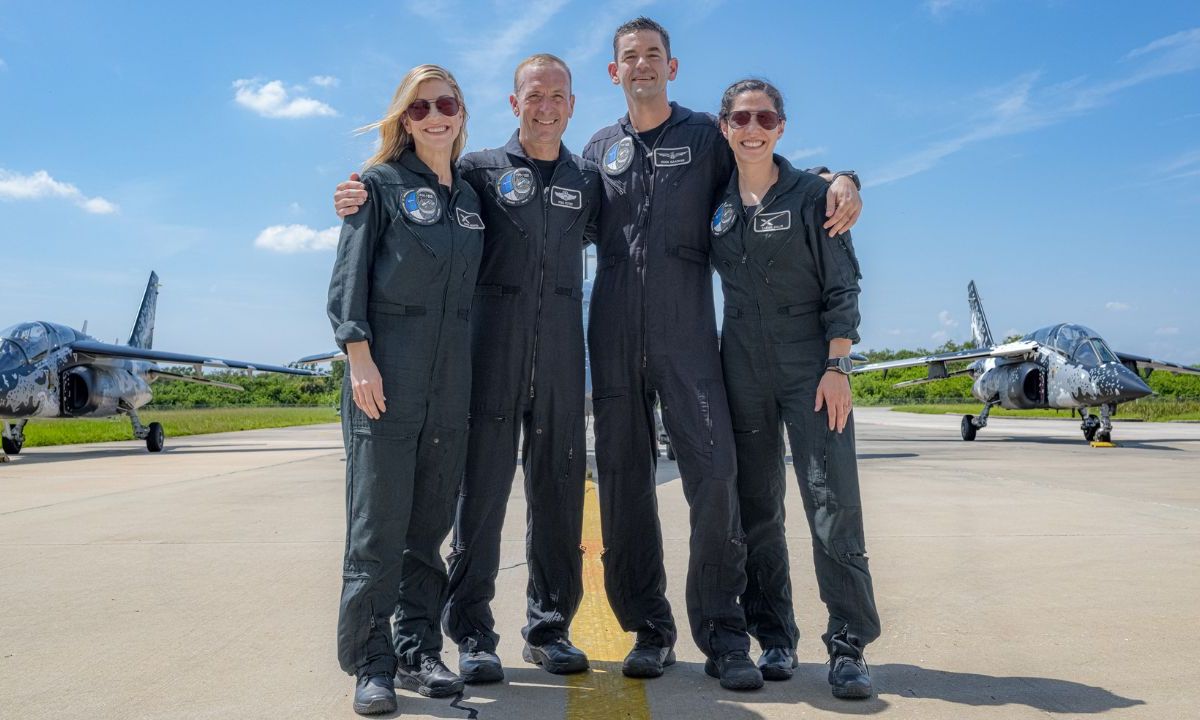 Los cuatro miembros de una misión de SpaceX llegaron ayer a Florida, desde donde despegarán la próxima semana para realizar la primera caminata espacial no gubernamental