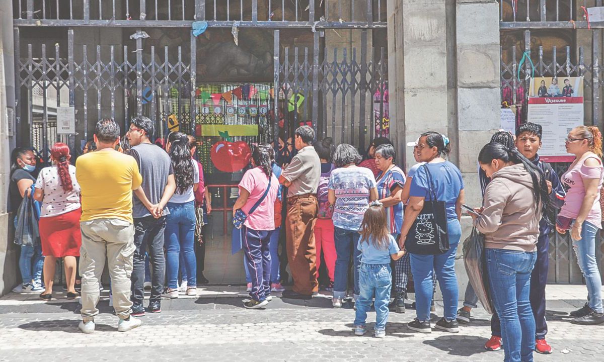 Celebración. Desde la Secundaria Técnica No. 6 Sor Juana Inés de la Cruz, el jefe de Gobierno, Martí Batres, deseó a los alumnos un buen inicio de curso.