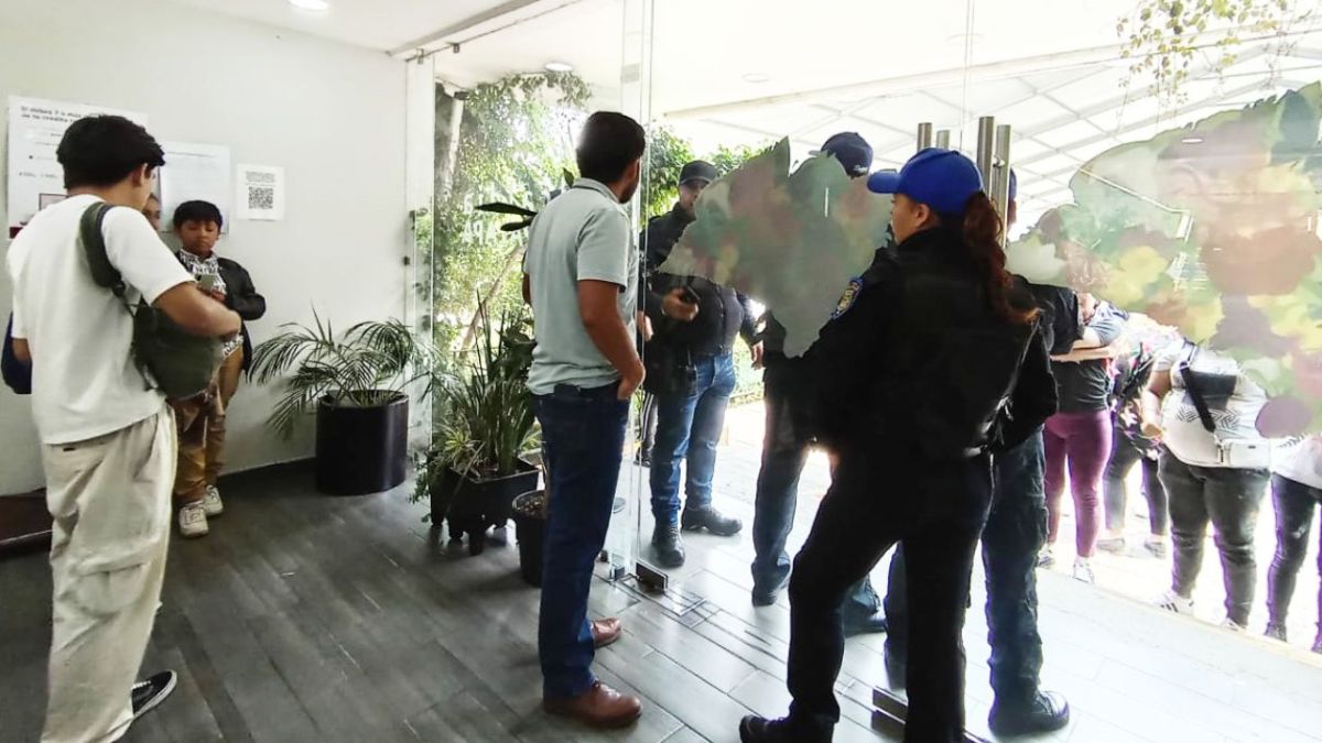 Bloqueo. Los inconformes acudieron al edificio de la alcaldía para ejercer presión.