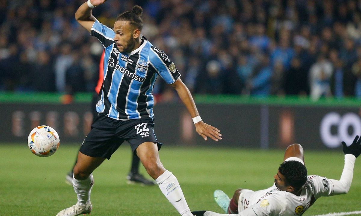 Con tantos de Reinaldo da Silva en un lapso de tres minutos en la parte final del encuentro, el Gremio venció a Fluminense en el primer partido de octavos de final de la Copa Libertadores