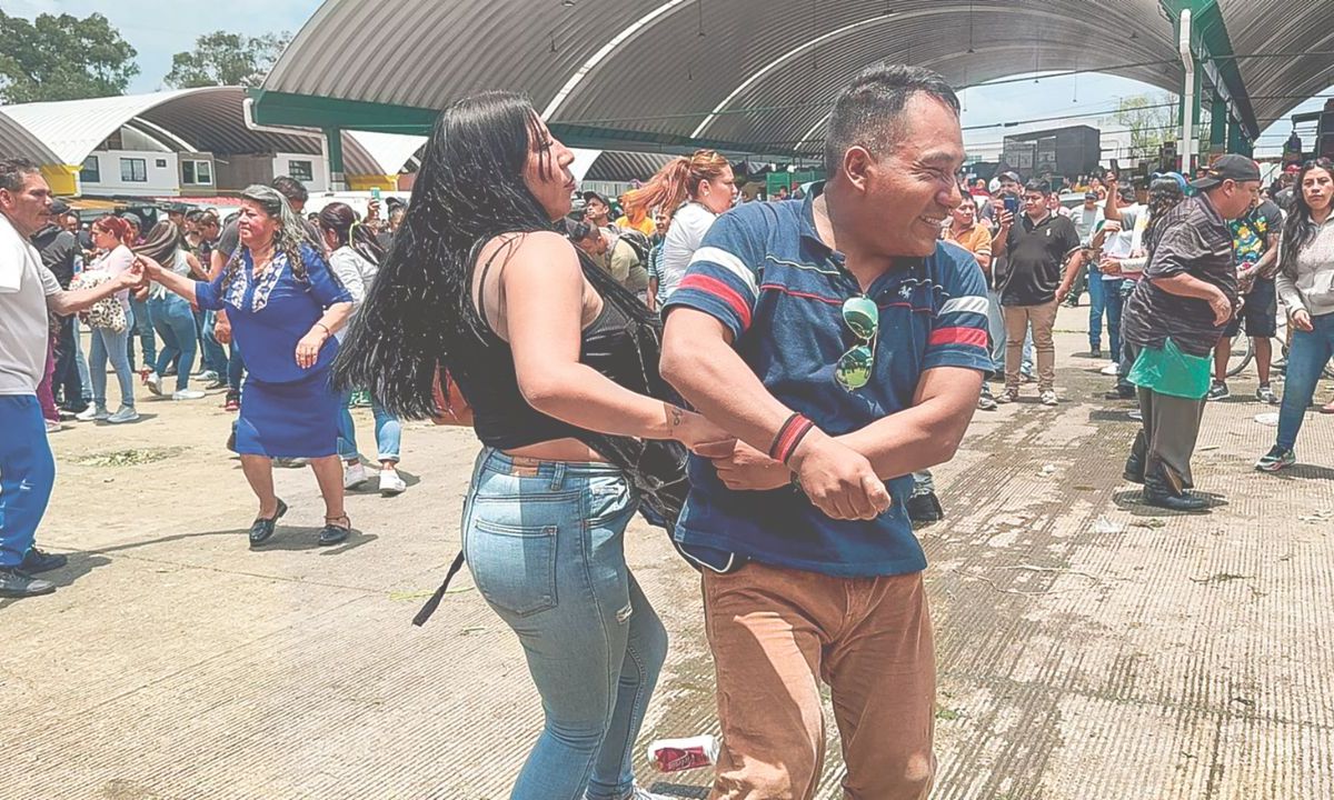 Asistentes. Más de 3 mil 500 personas acudieron a bailar y festejar por dos días en el mercado más grande de la Ciudad de México.