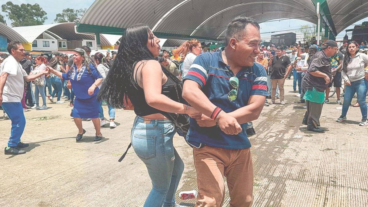 Asistentes. Más de 3 mil 500 personas acudieron a bailar y festejar por dos días en el mercado más grande de la Ciudad de México.