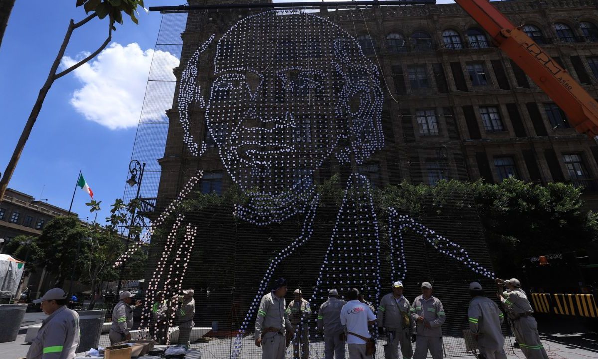 Preparativos. Trabajadores de Obras y Servicios ya colocan los decorativos para el aniversario de la Independencia de México.