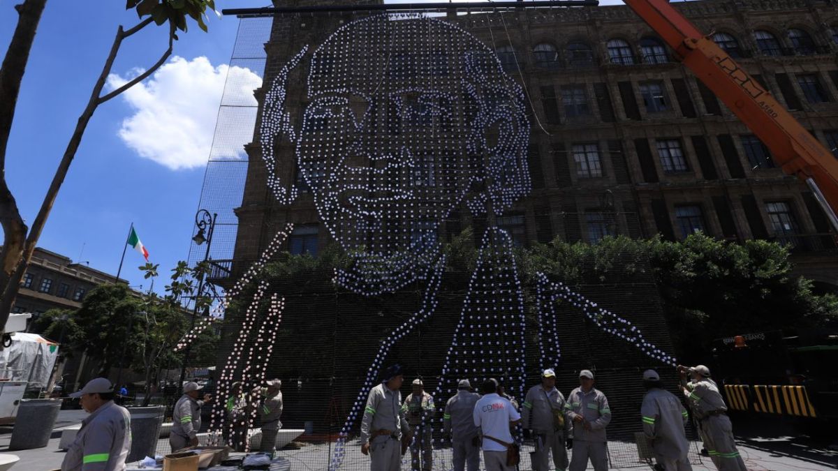 Preparativos. Trabajadores de Obras y Servicios ya colocan los decorativos para el aniversario de la Independencia de México.