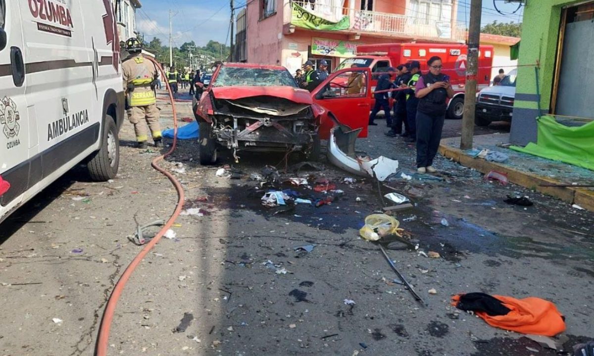 Tepetlixpa. Carros y negocios sufrieron afectaciones por el estallido.