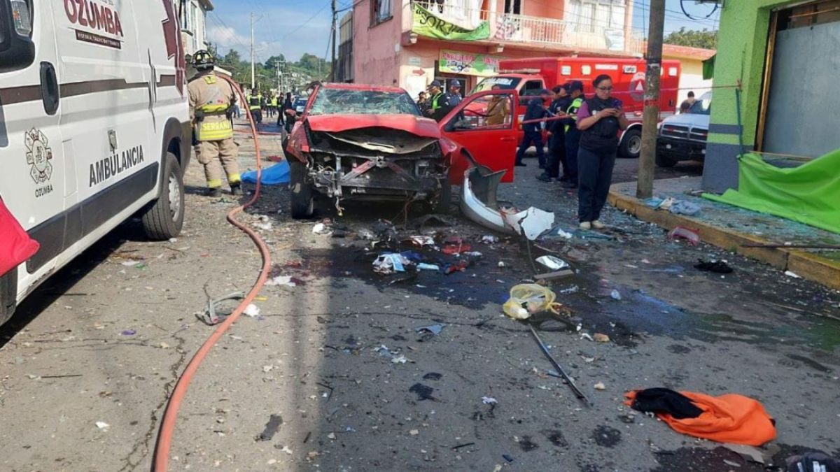 Tepetlixpa. Carros y negocios sufrieron afectaciones por el estallido.