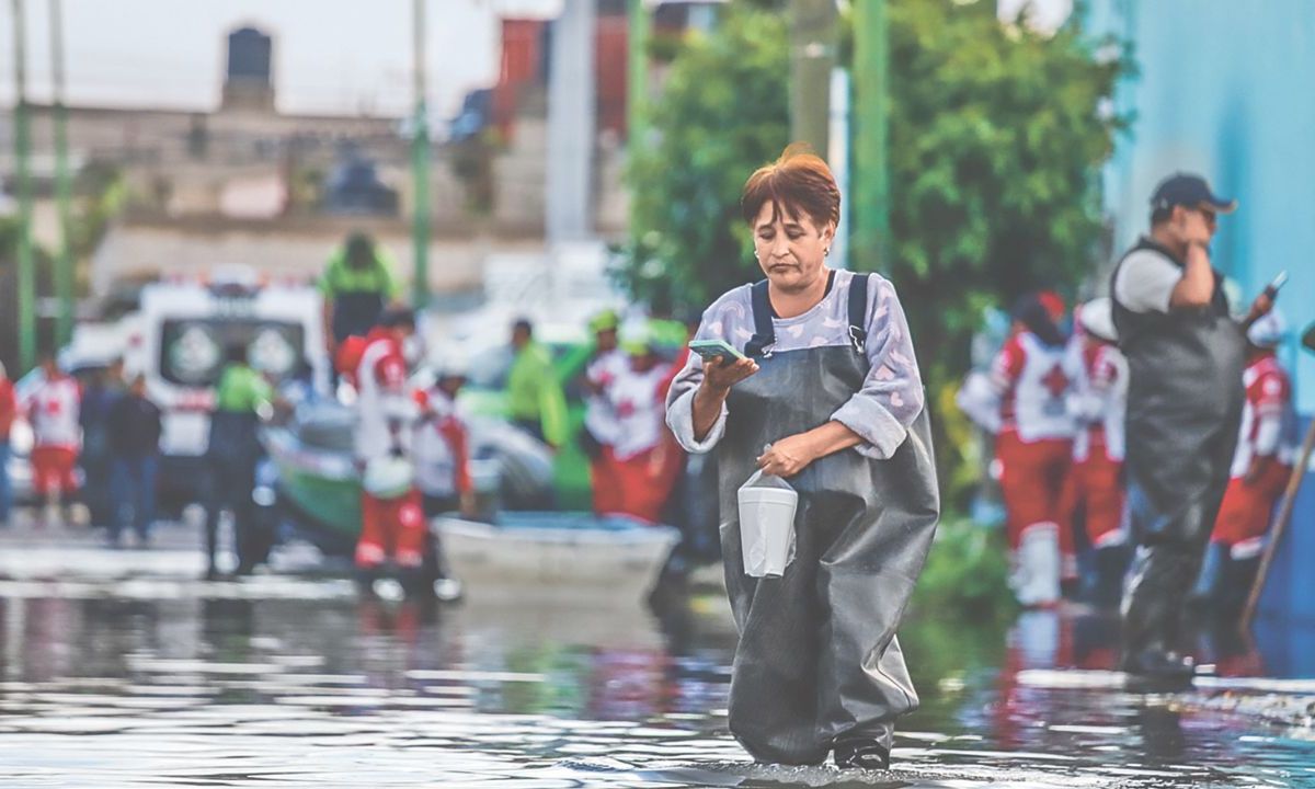 RECLAMO. Las familias de al menos cico colonias piden que saquen las aguas negras de las calles para que después sea de sus casas.