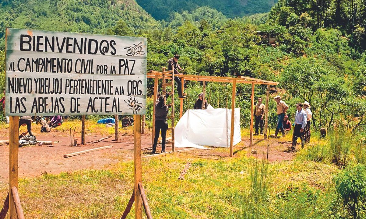 CRISIS. Ante la violencia que se vive en la entidad, las Abejas de Acteal reinstalaron el Campamento Civil por la Paz.