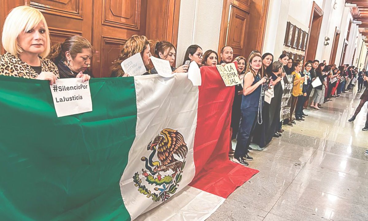 Unidos. Ayer, por donde pasaron los ministros al salón de plenos, los trabajadores de la Corte se colocaron en forma de valla humana con la bandera de México.