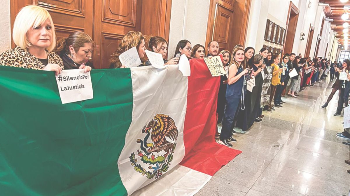 Unidos. Ayer, por donde pasaron los ministros al salón de plenos, los trabajadores de la Corte se colocaron en forma de valla humana con la bandera de México.