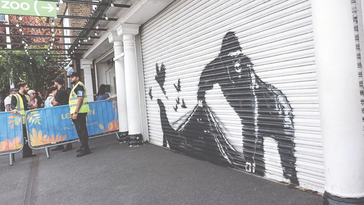 El artista urbano desveló ayer un graffiti en el zoológico de la capital de un gorila que libera a otros animales cautivos